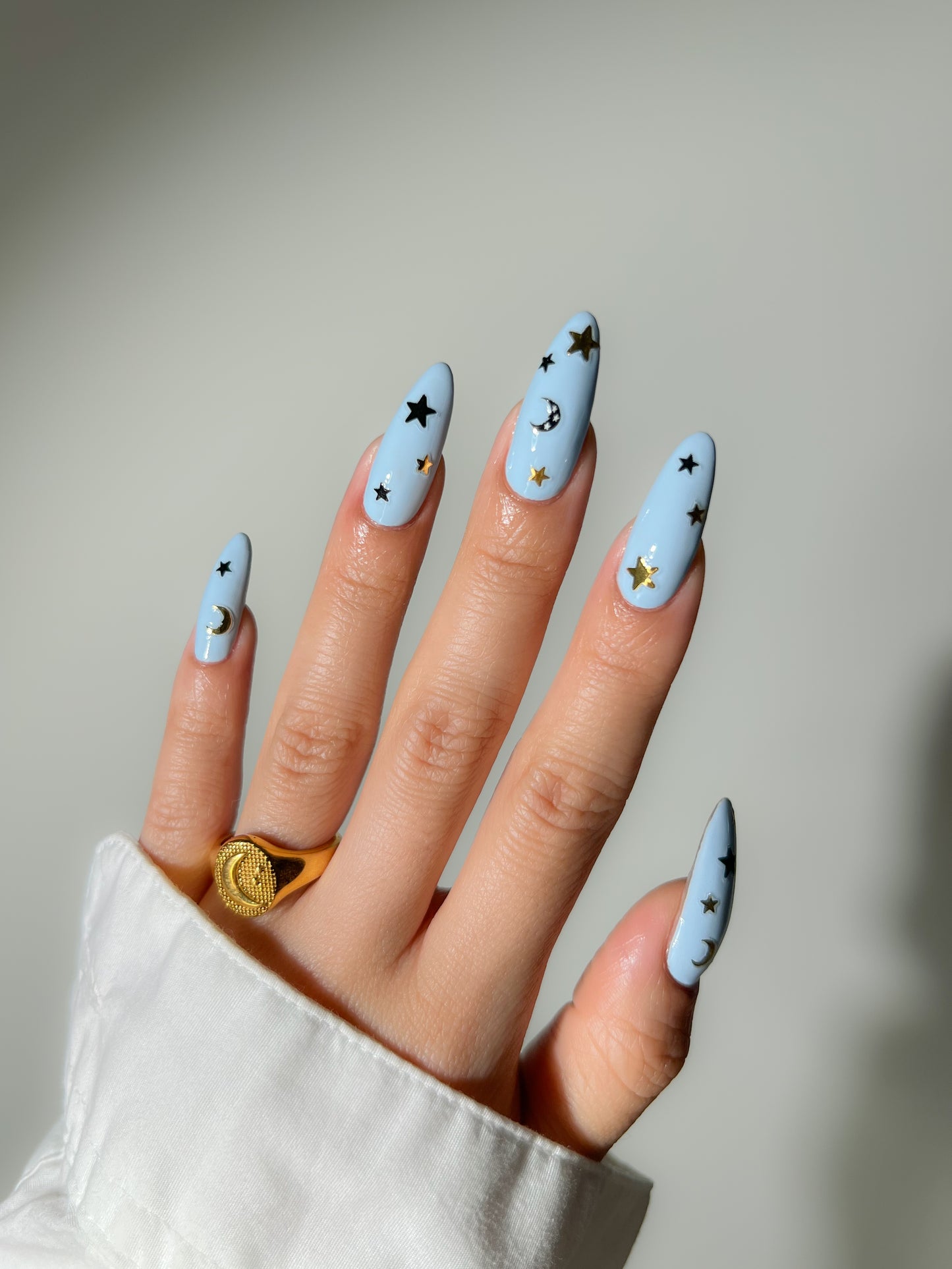 Retrograde stickers on blue nails