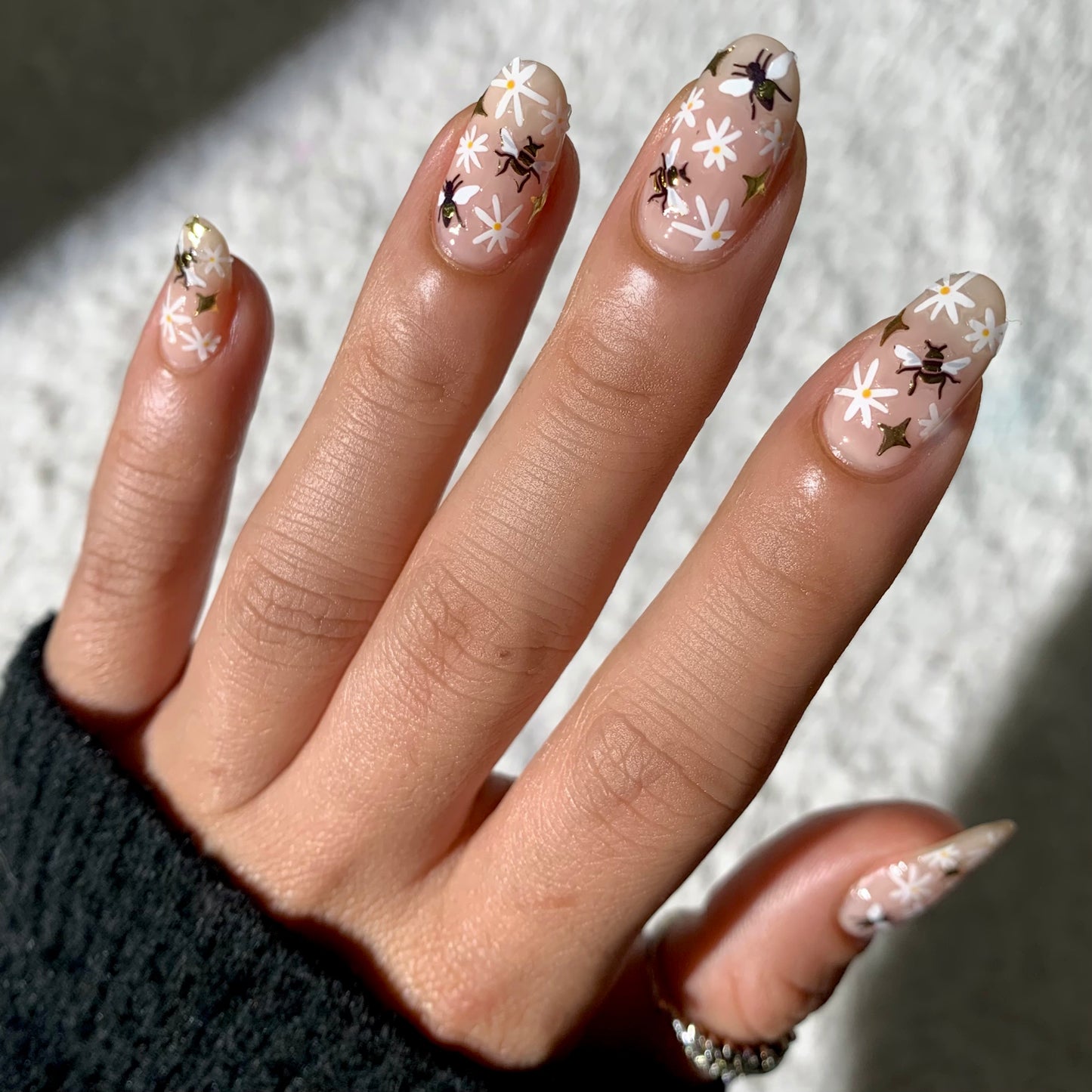 Bees and daisies nails