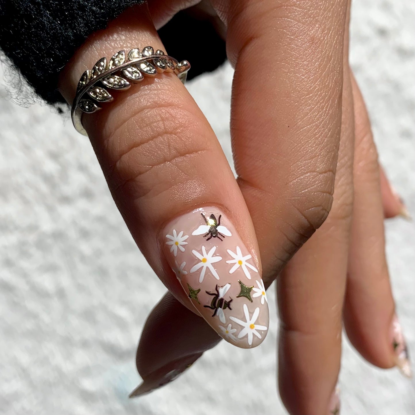 Bees and daisies nails